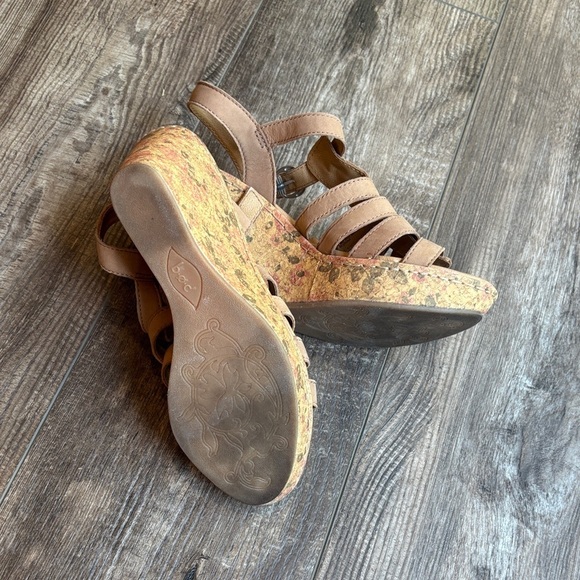 b.o.c. Tan Strappy Sandals with flower heel Women’s Size 9 - Picture 7 of 12